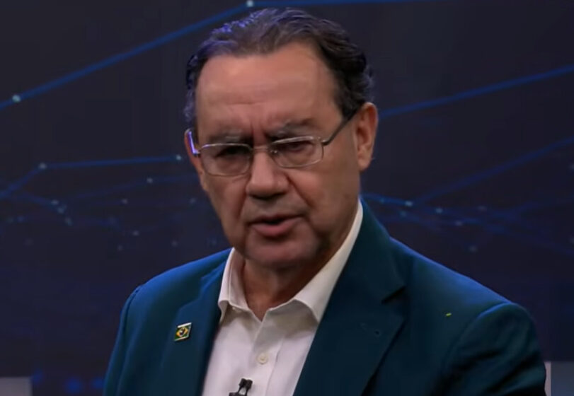  Augusto Cury defende manutenção do Bolsa Família e diz que trabalhador com carteira assinada poderá manter por período de transição, durante debate presidencial