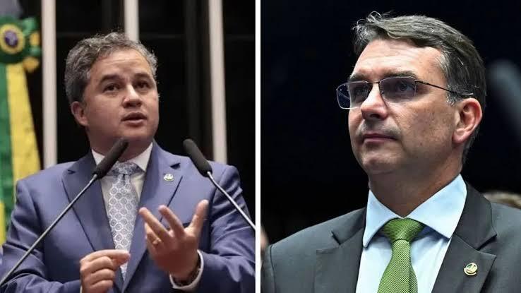  Flávio Bolsonaro deverá retornar à Paraíba em setembro, anuncia Efraim