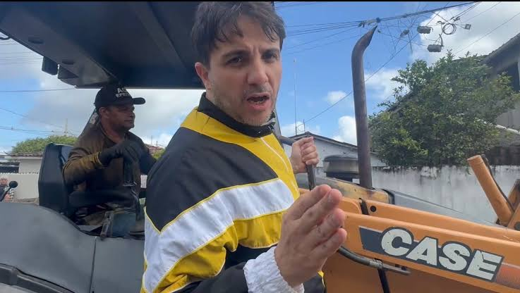  Renan Santos grava vídeo retirando suposta barricada em João Pessoa, mas Segurança da PB diz que local tinha apenas lixo e entulho