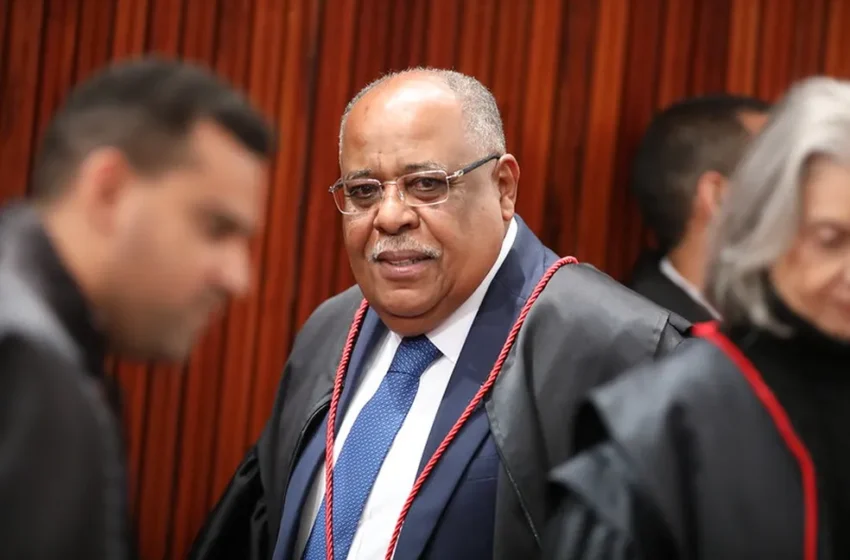  Mensagens indicam que ministro do STJ se colocou à disposição de Vorcaro