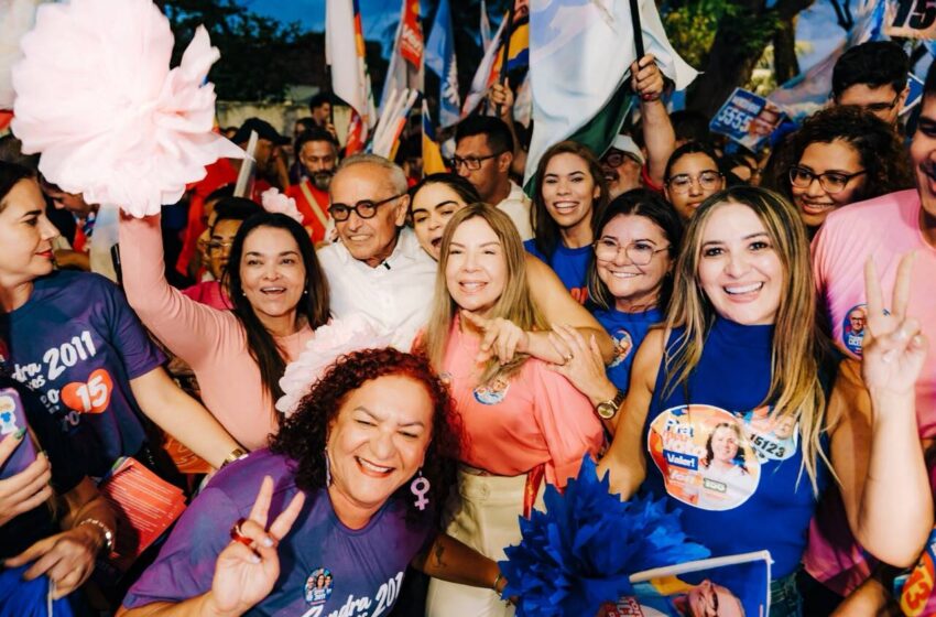  Cícero Lucena reúne multidão em caminhada com mulheres no Valentina, em João Pessoa