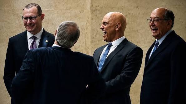  Ministros do STF são flagrados sorrindo durante sessão em meio à repercussão de caso envolvendo Moraes