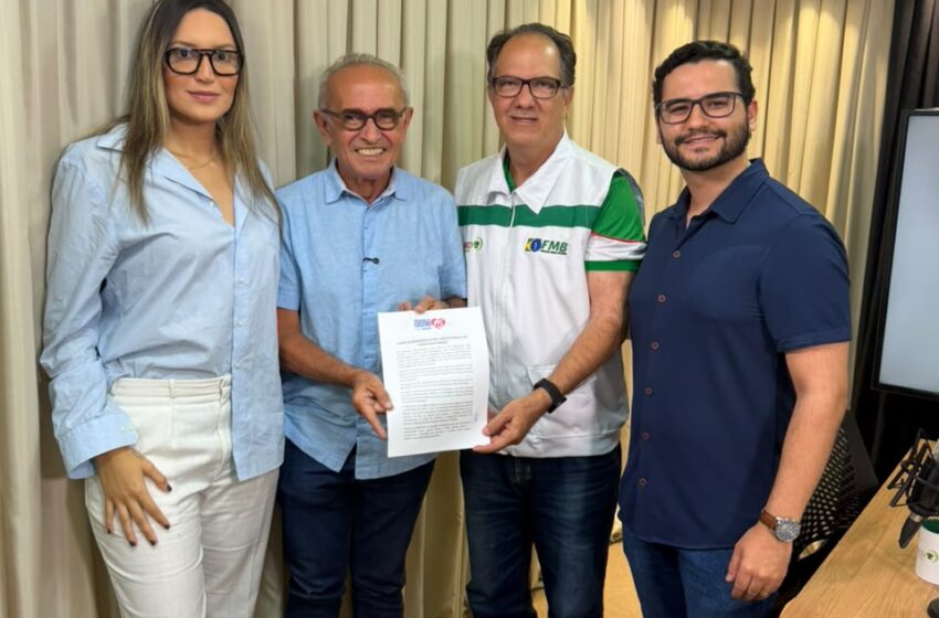  Cícero entrega Carta-Compromisso com a Saúde Pública durante encontro no Sindicato dos Médicos