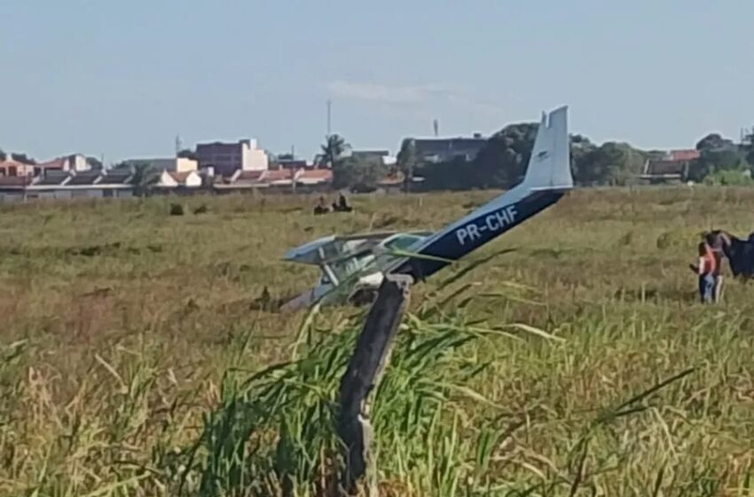  Avião de pequeno porte faz pouso forçado em área de vegetação na Grande João Pessoa; veja vídeo