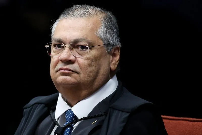  Decisão de Dino aumenta tensão entre ministros do STF